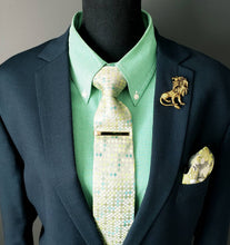 Load image into Gallery viewer, Lion Crystal Clasp Lapel Pin