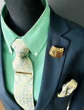 Load image into Gallery viewer, Clasp Badge Owl Lapel Pin