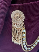 Load image into Gallery viewer, Retro Ivory Pearls Gold Lapel Pin